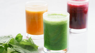 金博宝官网网址酒杯、冰沙和菜汁