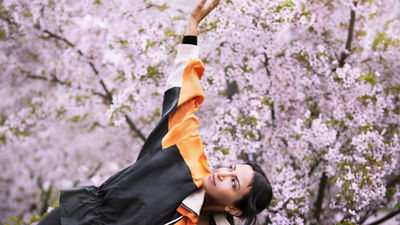Blommande träd och en kvinna som utövar yoga