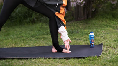 Person som utövar yoga