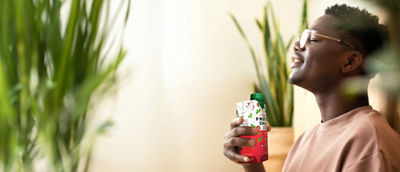 Homem desfrutando de uma bebida nutritiva