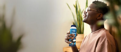 Man njuter av en näringsdryck
