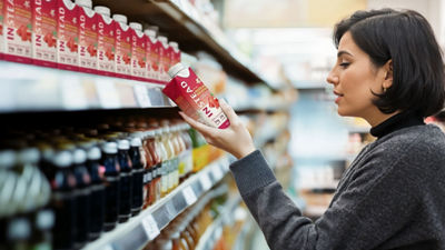 Mulher à procura de bebidas saudáveis