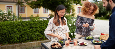 Grillen im Garten, Tetra Recart Kartonverpackungen auf einem Tisch
