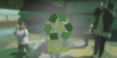 Símbolo da reciclagem junto do texto "Gente que recicla" sobre fundo de animação