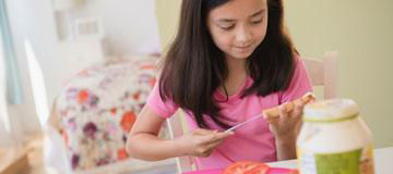 女孩番茄蛋黄酱