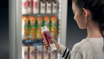 テトラ・トップ紙容器を持つ少女