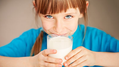 niña bebiendo leche