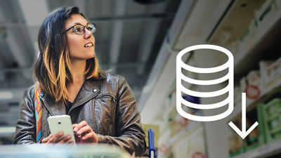 Una chica con un teléfono en una tienda