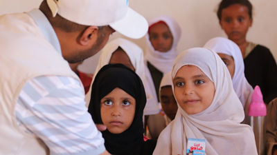 接受校奶的女孩