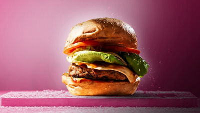 带粉红色背景的汉堡
