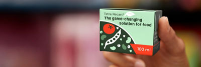 Mano sosteniendo un envase de cartón Tetra Recart