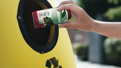 Mano reciclando un envase Tetra Top