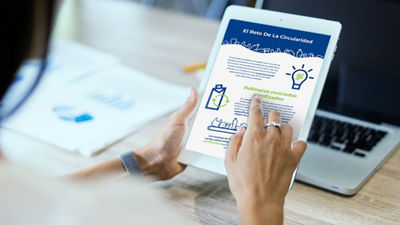 Mano desplazándose en un ipad con una infografía