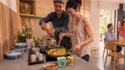 Cặp đôi nấu ăn trong bếp