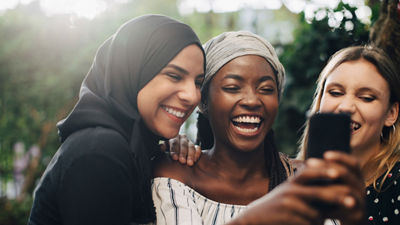 De jeunes femmes joyeuses avec un smartphone