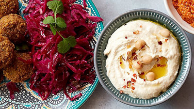 Hummus en un tazón, repollo colorado y falafel