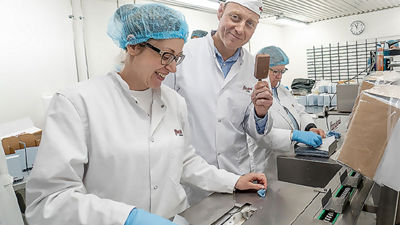 Drei Arbeitende in Laborkitteln