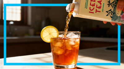 Iced tea package and iced tea in glas.