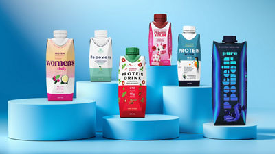 Variedade de embalagens cartonadas para bebidas proteicas e funcionais em pedestais azuis, representando oportunidades em diversas categorias para a Tetra Pak Brasil na NaturalTech 2026.