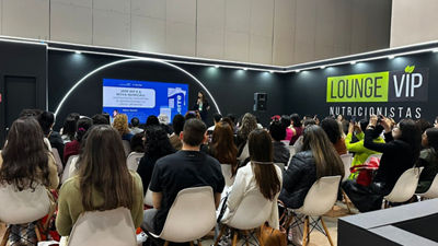 Público acompanha palestra em lounge VIP para nutricionistas, com apresentação sobre leite UHT e nutrição associada à Tetra Pak durante a NaturalTech 2026.