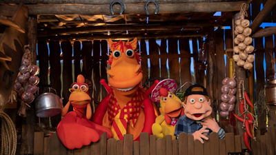 Os personagens do Cocoricó em um celeiro decorado, representando a campanha educativa da Tetra Pak que ensina reciclagem e sustentabilidade para crianças por meio da TV Cultura.