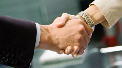 mão feminina e masculina se cumprimentando