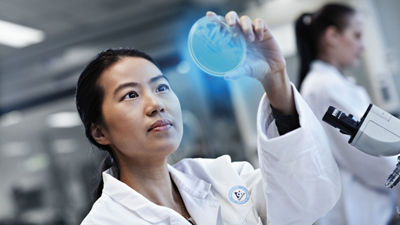 实验室女操作员