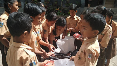 Siswa bekerja sama untuk mempelajari aktiviti mengelola daur ulang kemasan