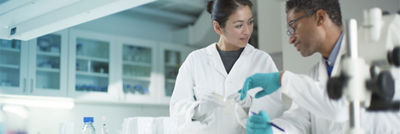 Expertos en alimentos en el laboratorio