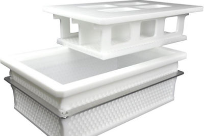 Feitos de plástico e de design completamente soldado, os moldes são produzidos para serem duráveis – dez, vinte, trinta anos –, além de facilitar a limpeza, garantindo a higiene na produção de queijos.