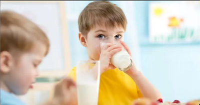 Niño bebiendo un vaso con leche