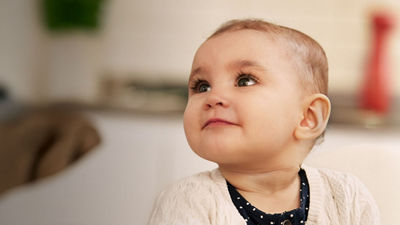 Bebeğe bebek maması yedirme