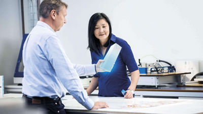 男女持有Tetra板