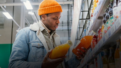 homme tenant des bouteilles