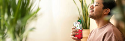 Hombre que disfruta de bebida nutritiva