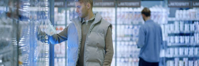 杂货店冷藏区中的男士