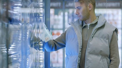 Hombre en una tienda sosteniendo un envase Tetra Top
