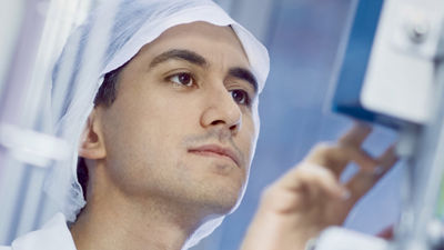 Operador que verifica la interfaz de una máquina