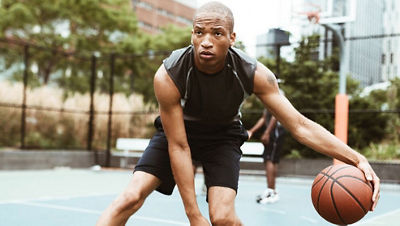Un hombre jugando baloncesto