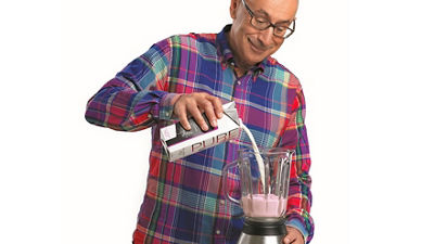 man senior drinking smoothie