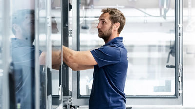 Service engineer, service on filling machine