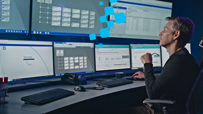 Un hombre frente a una pantalla