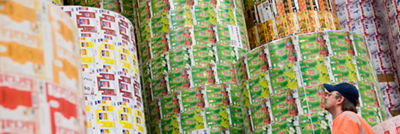 人站旁边打包材料