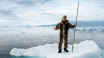 hombre en un trozo de hielo