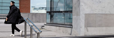 Un homme se retournant