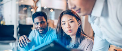 男人和女人用蓝光望pad