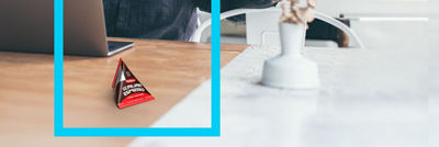 Masa üzerinde Tetra Classic Aseptik karton içinde kahve konsantresi, mavi çerçeve