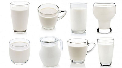 Du lait dans des verres de différentes formes