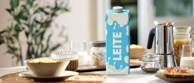 Mesa de café da manhã, leite branco em embalagem cartonada Tetra Pak