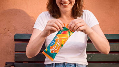 Frau hält neue speiseeisverpackung